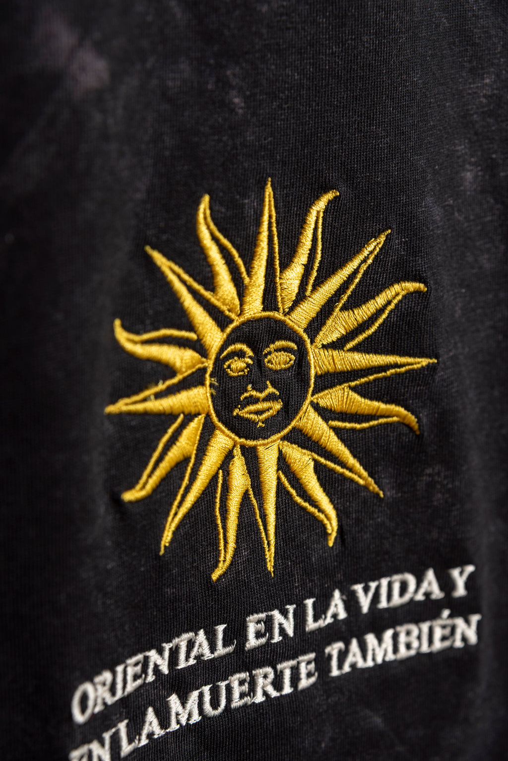 Remera Overbox Sol Negro Lavado