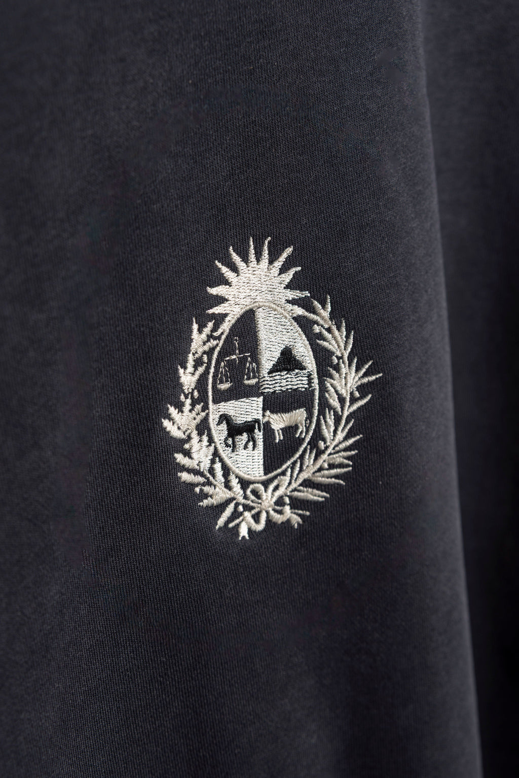 Crew Black Washed Escudo Uruguay