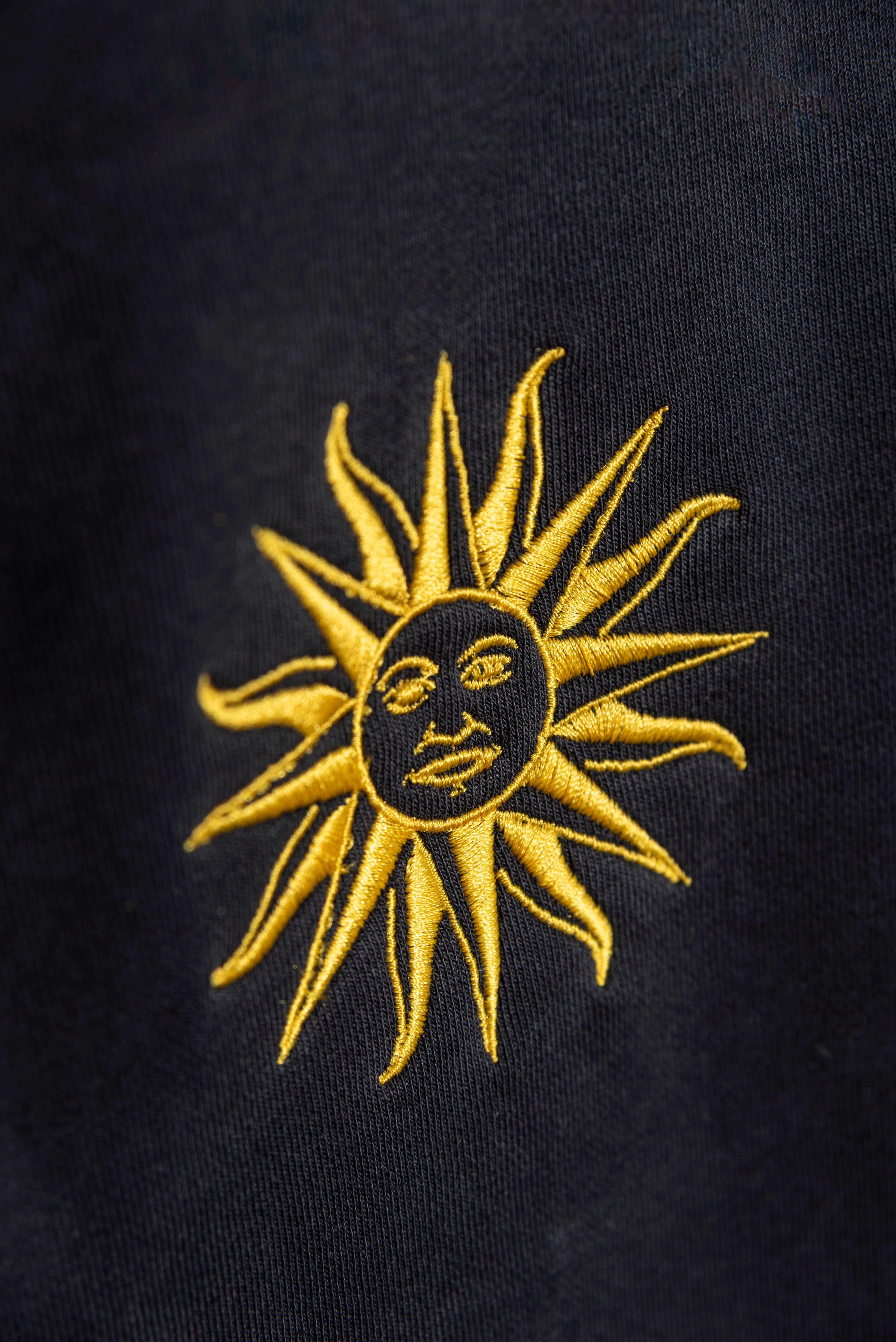 Hoodie Negro lavado Sol Uy