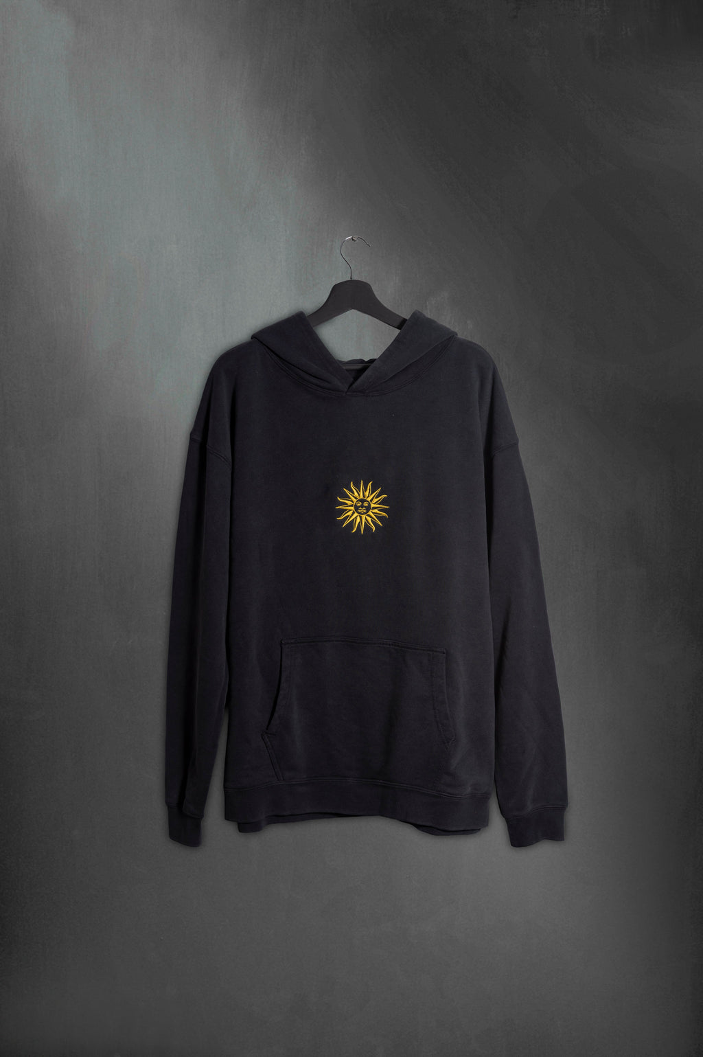 Hoodie Negro lavado Sol Uy