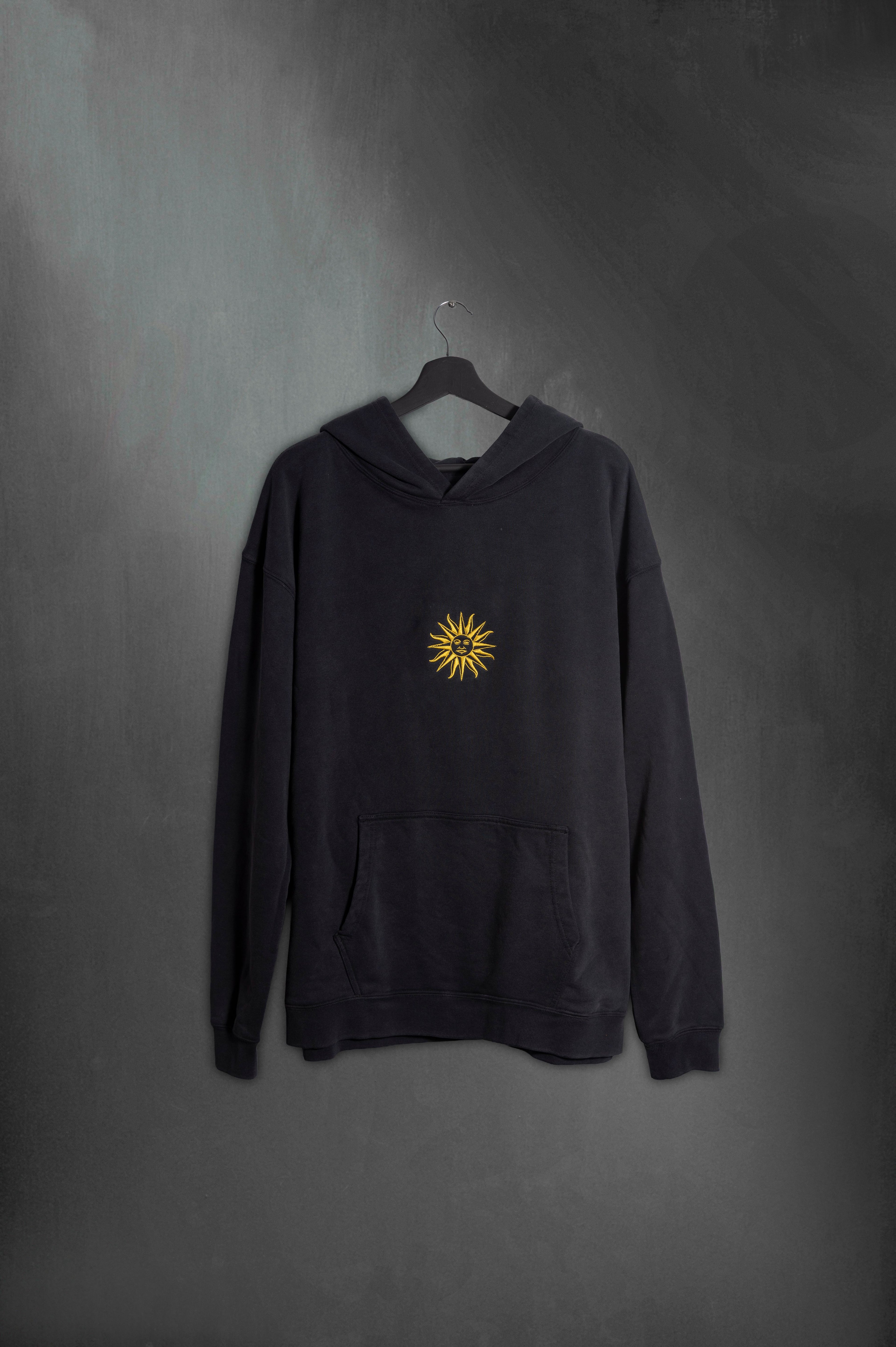 Hoodie Negro lavado Sol Uy