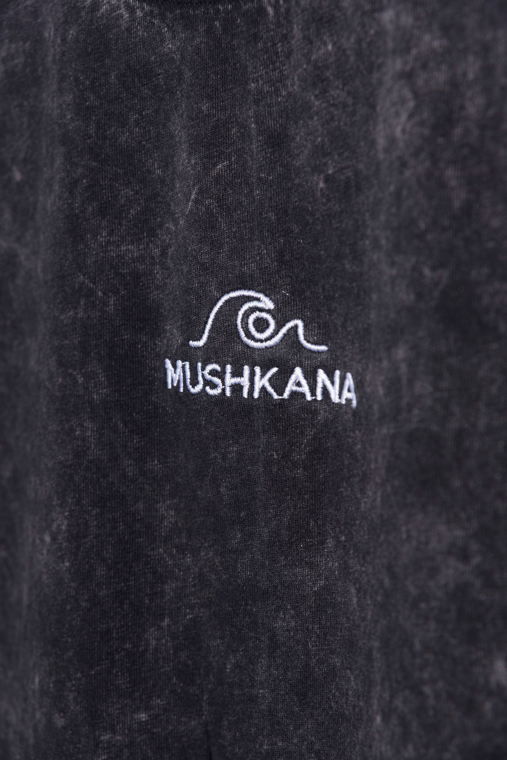 Remera Mushkana Minimal Black Washed Oversize aa