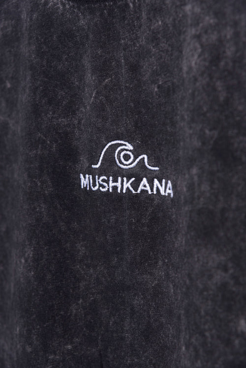 Remera Mushkana Minimal Black Washed Oversize aa