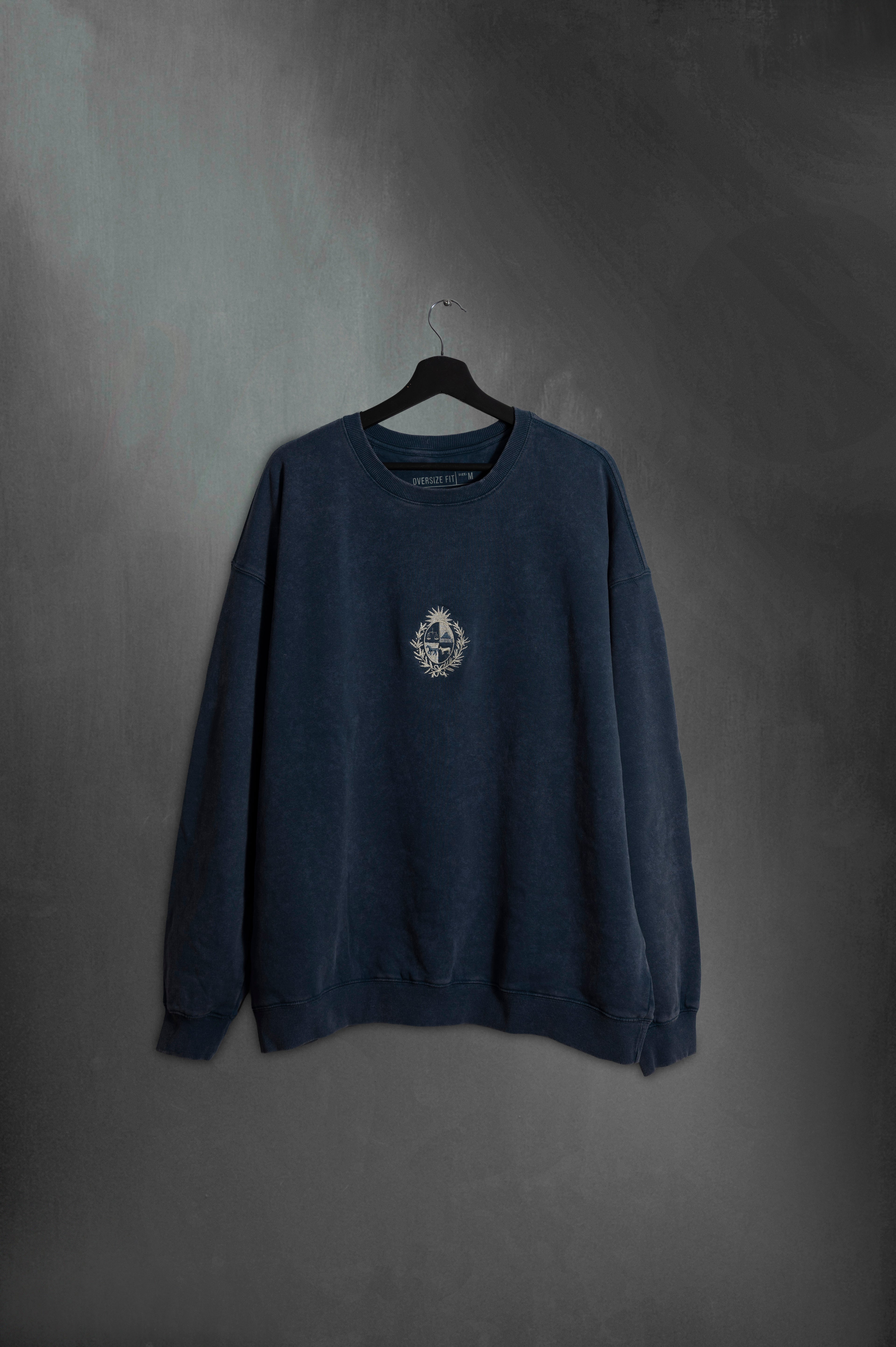Buzo Azul Washed Escudo Uruguay