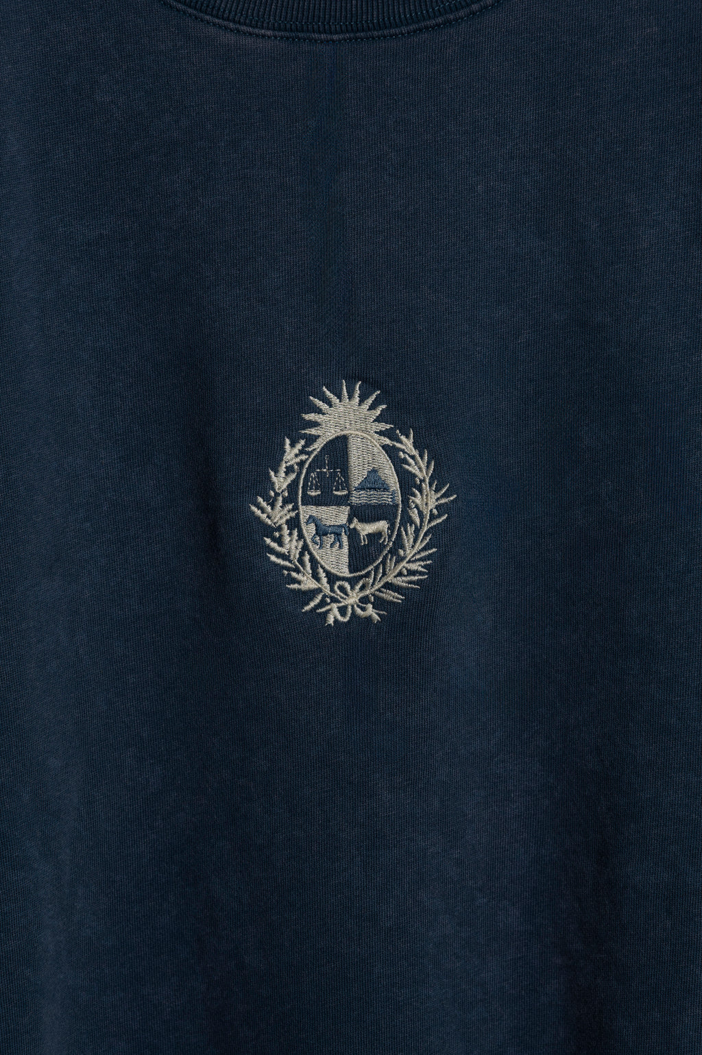 Buzo Azul Washed Escudo Uruguay