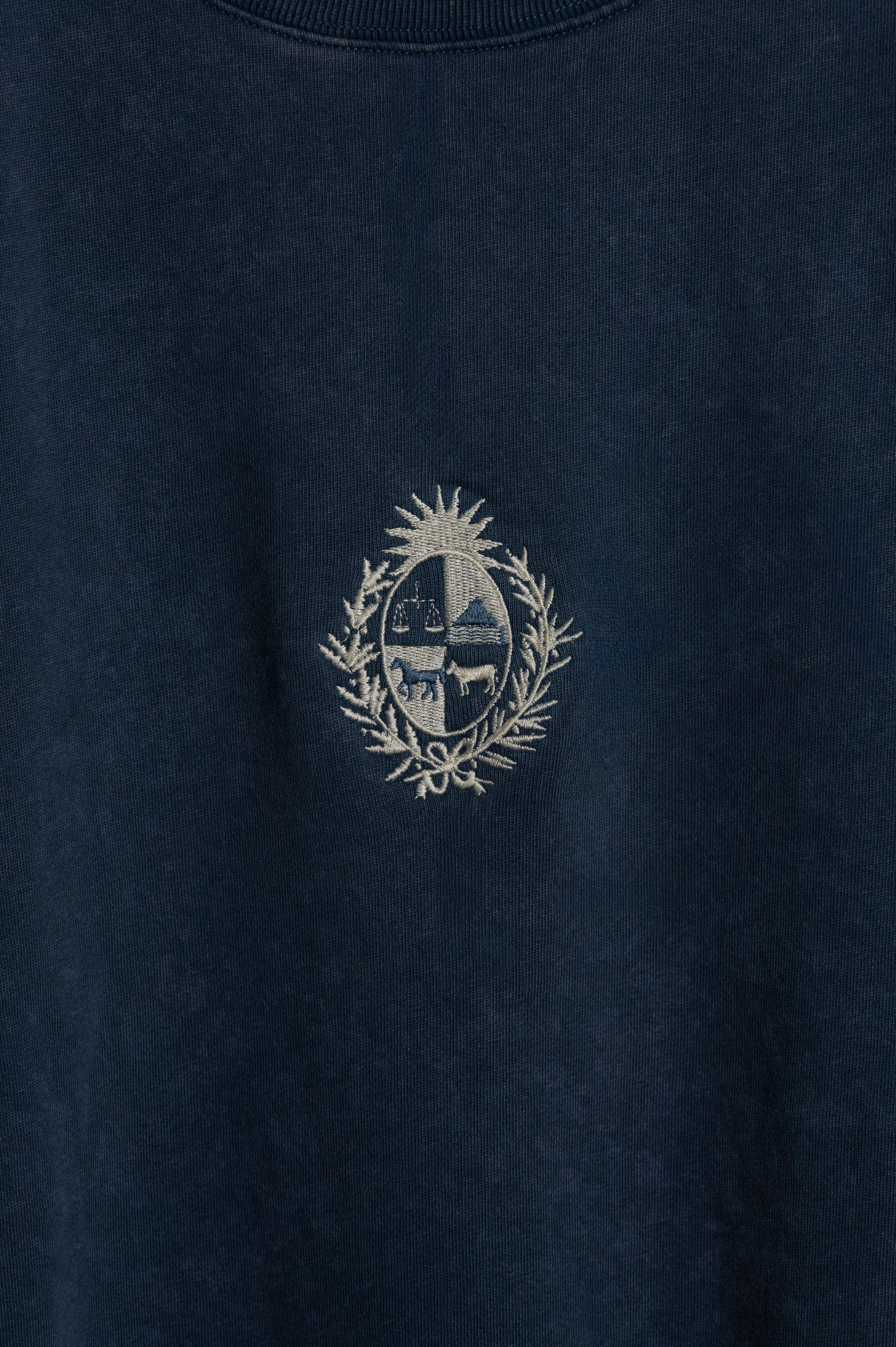 Buzo Azul Washed Escudo Uruguay