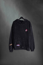 Hoodie negro washed oversize con bordado boca en el pecho