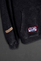 Detalle del bordado curita en hoodie negro washed Boca