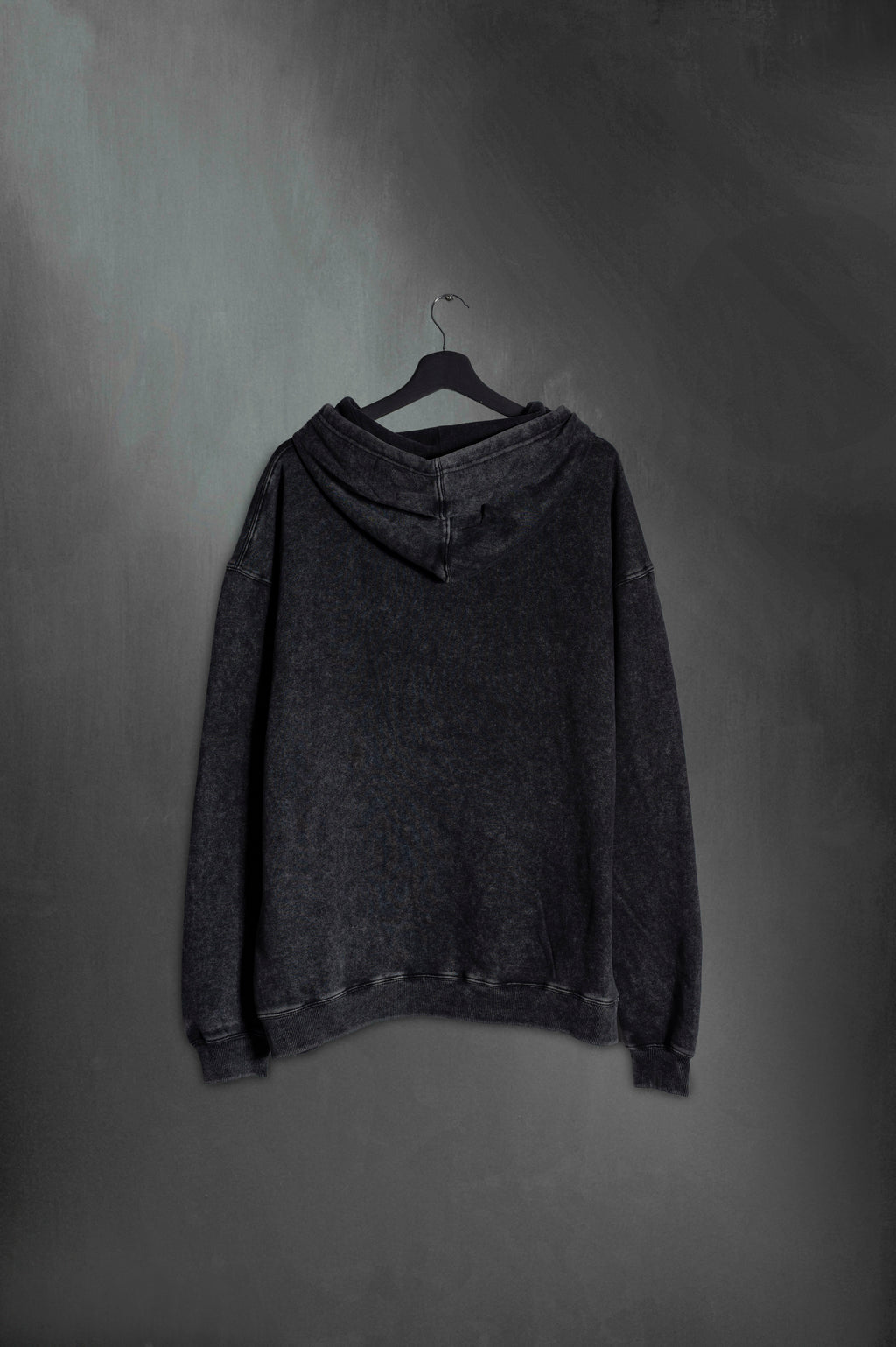 Modelo con hoodie oversize negro washed Boca de Mushkana