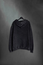 Modelo con hoodie oversize negro washed Boca de Mushkana