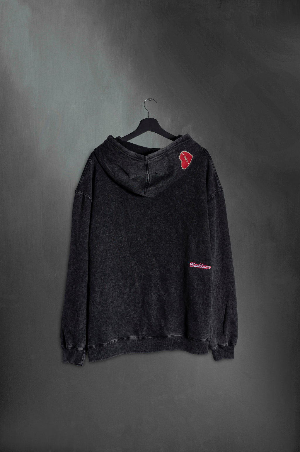 Hoodie Negro Washed M & Chili con corazón bordado en la capucha