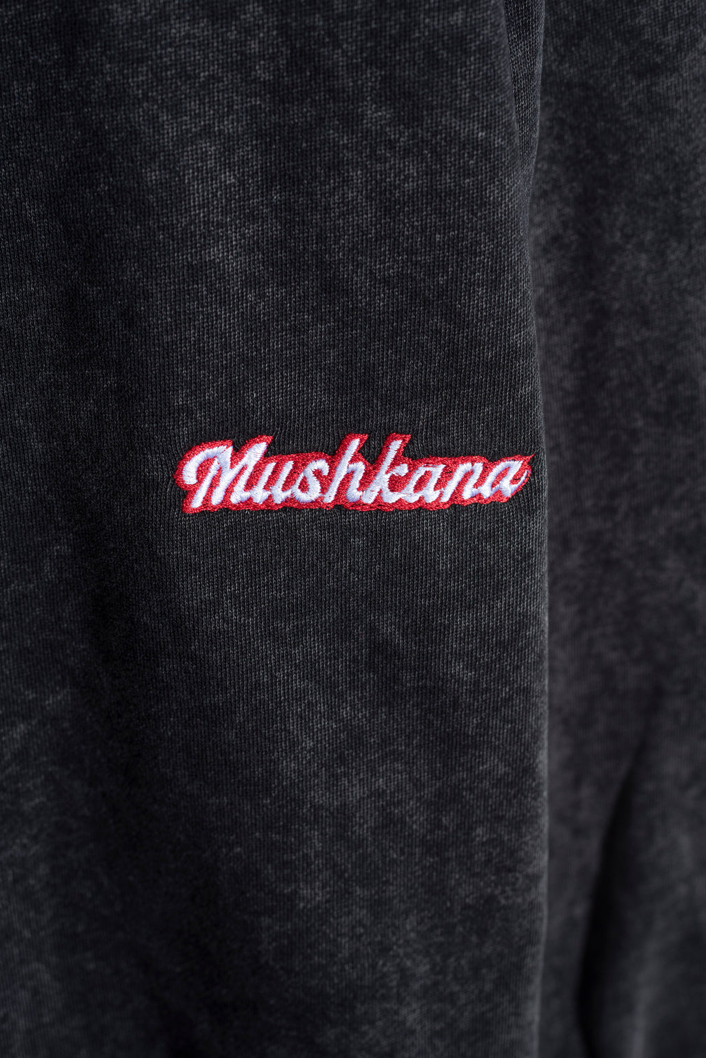 Hoodie Negro Washed M & Chili de espaldas con bordado Mushkana