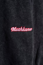 Hoodie Negro Washed M & Chili de espaldas con bordado Mushkana