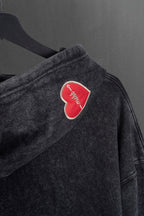 Modelo con hoodie oversize negro washed M & Chili de Mushkana