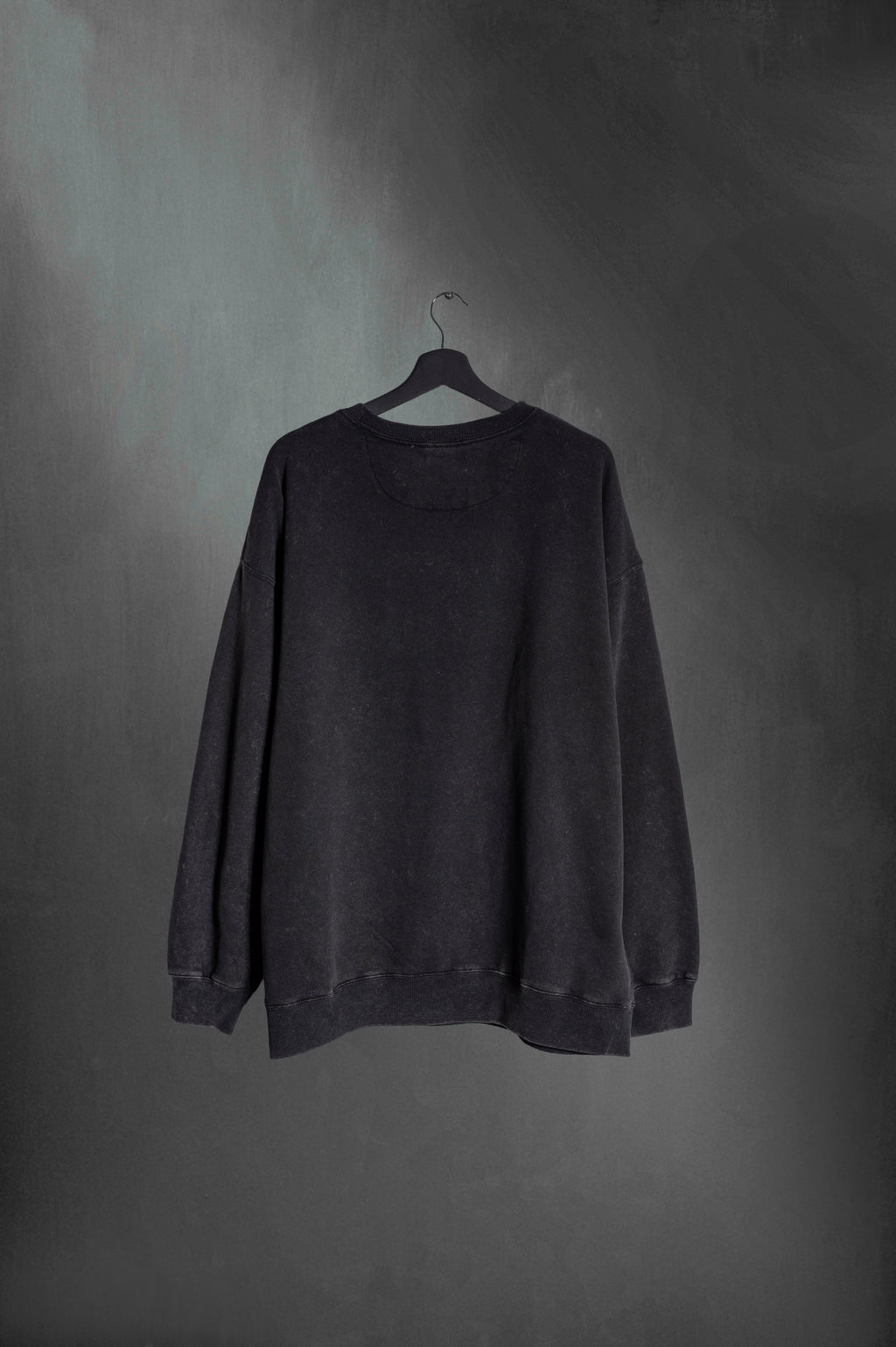 Modelo con buzo negro washed oversize Smiley & Cherries de Mushkana