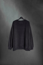 Modelo con buzo negro washed oversize Smiley & Cherries de Mushkana