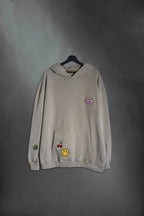 Hoodie khaki washed oversize con bordado Mushkana estilo cartel retro