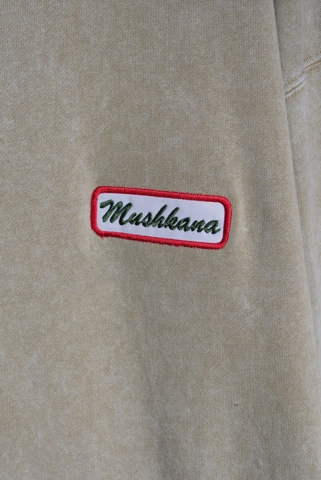 Detalle del bordado trébol en manga del hoodie khaki washed Lucky Mood