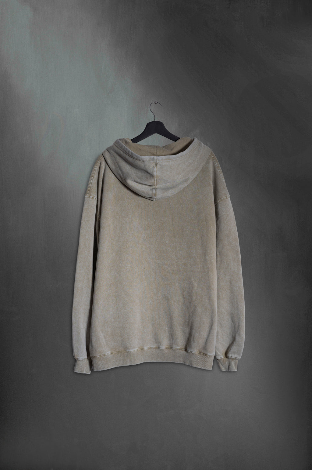 Modelo con hoodie oversize khaki washed Lucky Mood de Mushkana