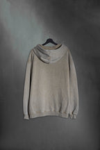 Modelo con hoodie oversize khaki washed Lucky Mood de Mushkana