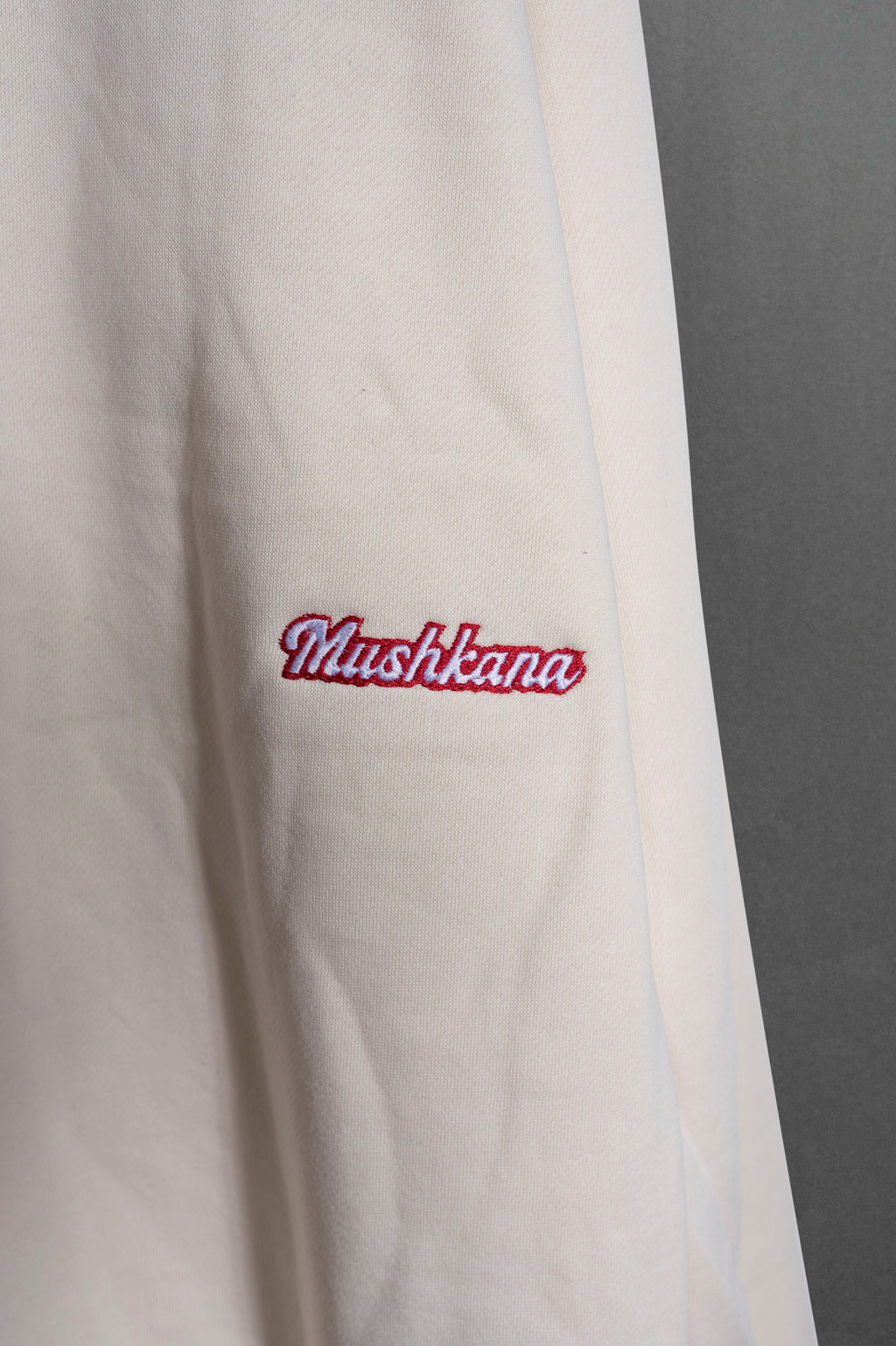Modelo con buzo oversize vainilla Lucky Heart de Mushkana
