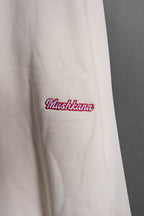Modelo con buzo oversize vainilla Lucky Heart de Mushkana
