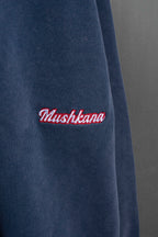 Modelo con buzo oversize azul washed Happy Storm de Mushkana