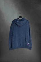 Hoodie Azul Washed It's OK de espaldas con bomba bordada