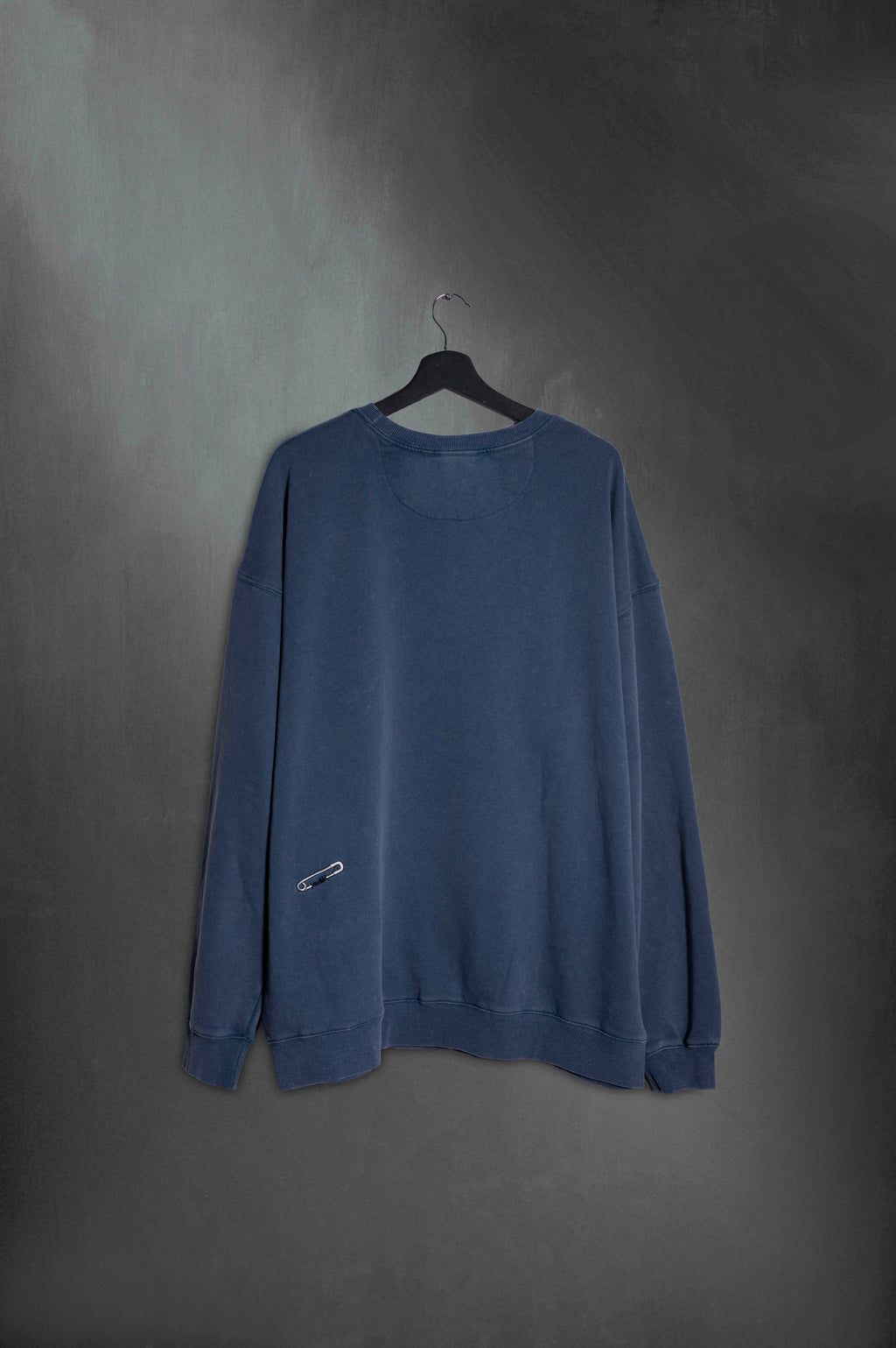 Buzo Azul Washed Varsity M de espaldas con gancho bordado