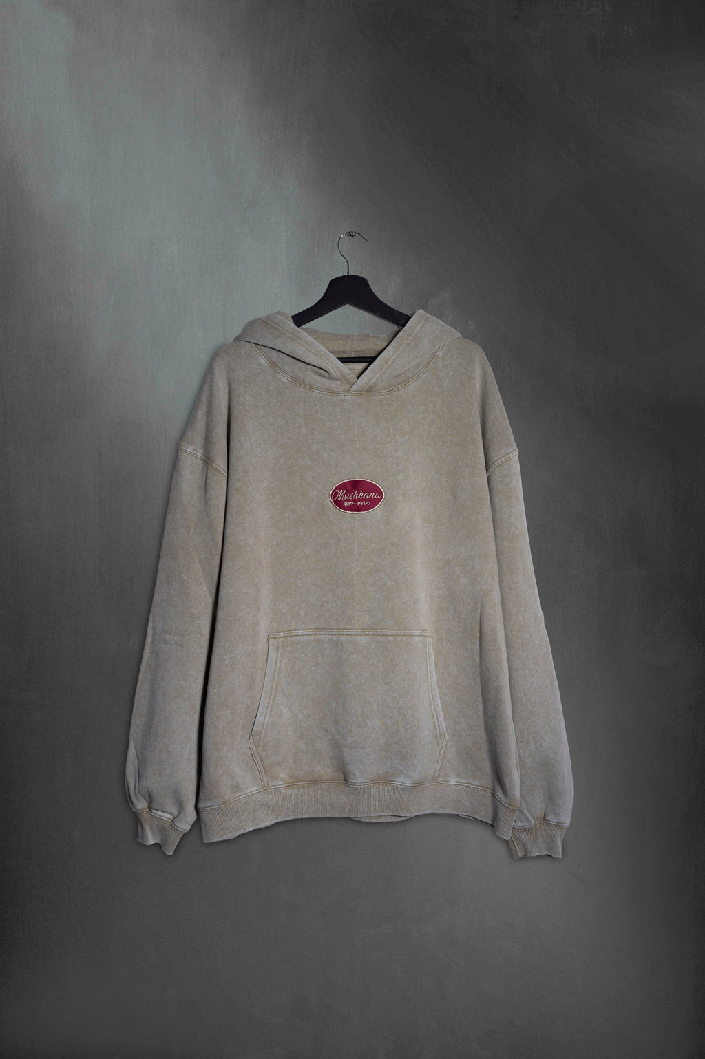 Hoodie khaki washed oversize con bordado Mushkana estilo cartel retro