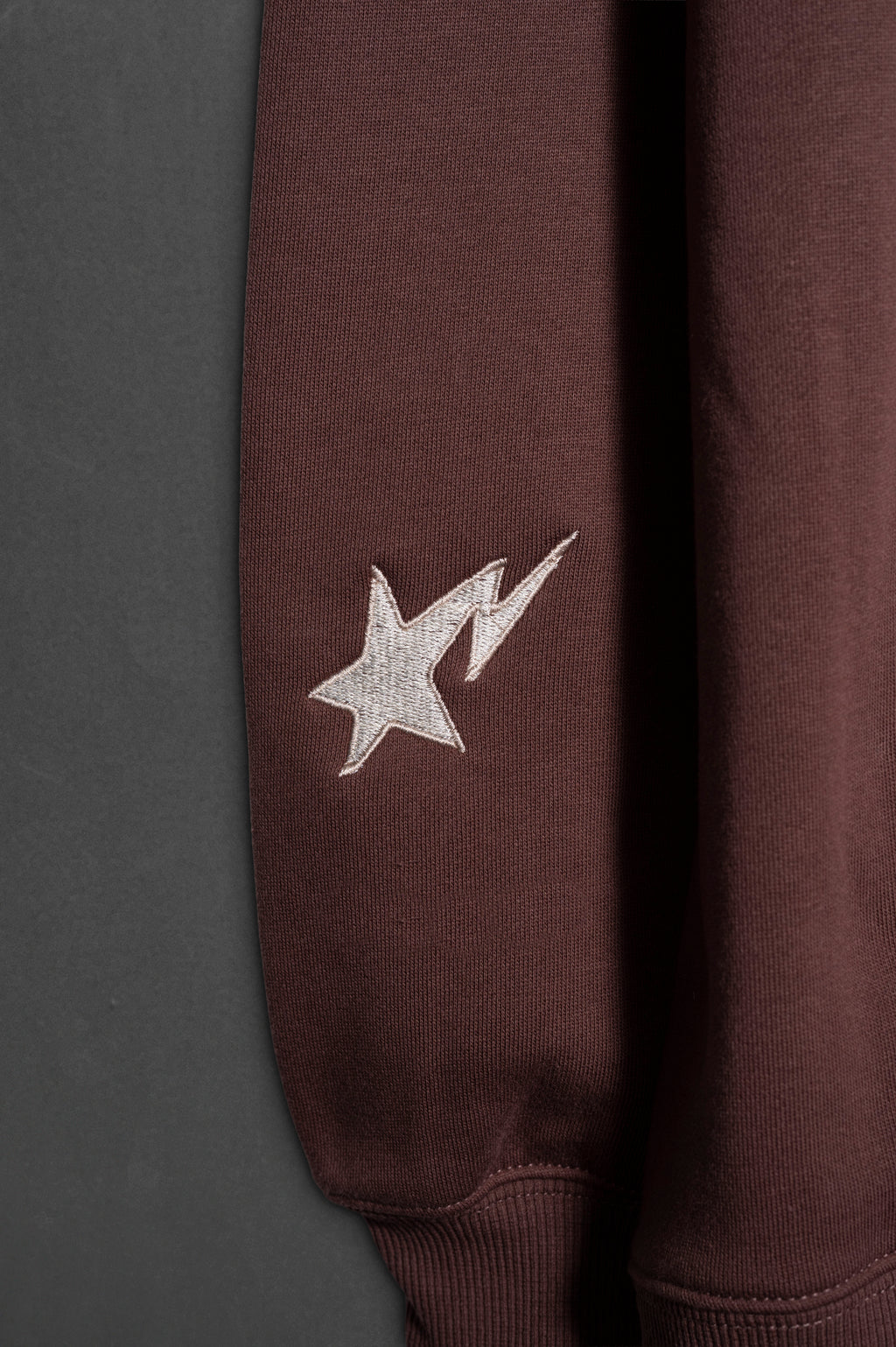 Hoodie Rocky Road Healing de espaldas con bordado curita