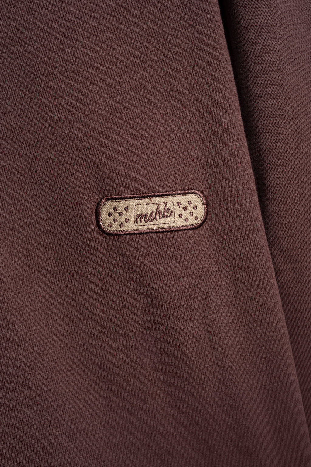 Modelo con hoodie oversize Rocky Road Healing de Mushkana