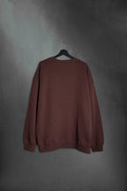 Modelo con buzo oversize Rocky Road y bordado broche Mushkana