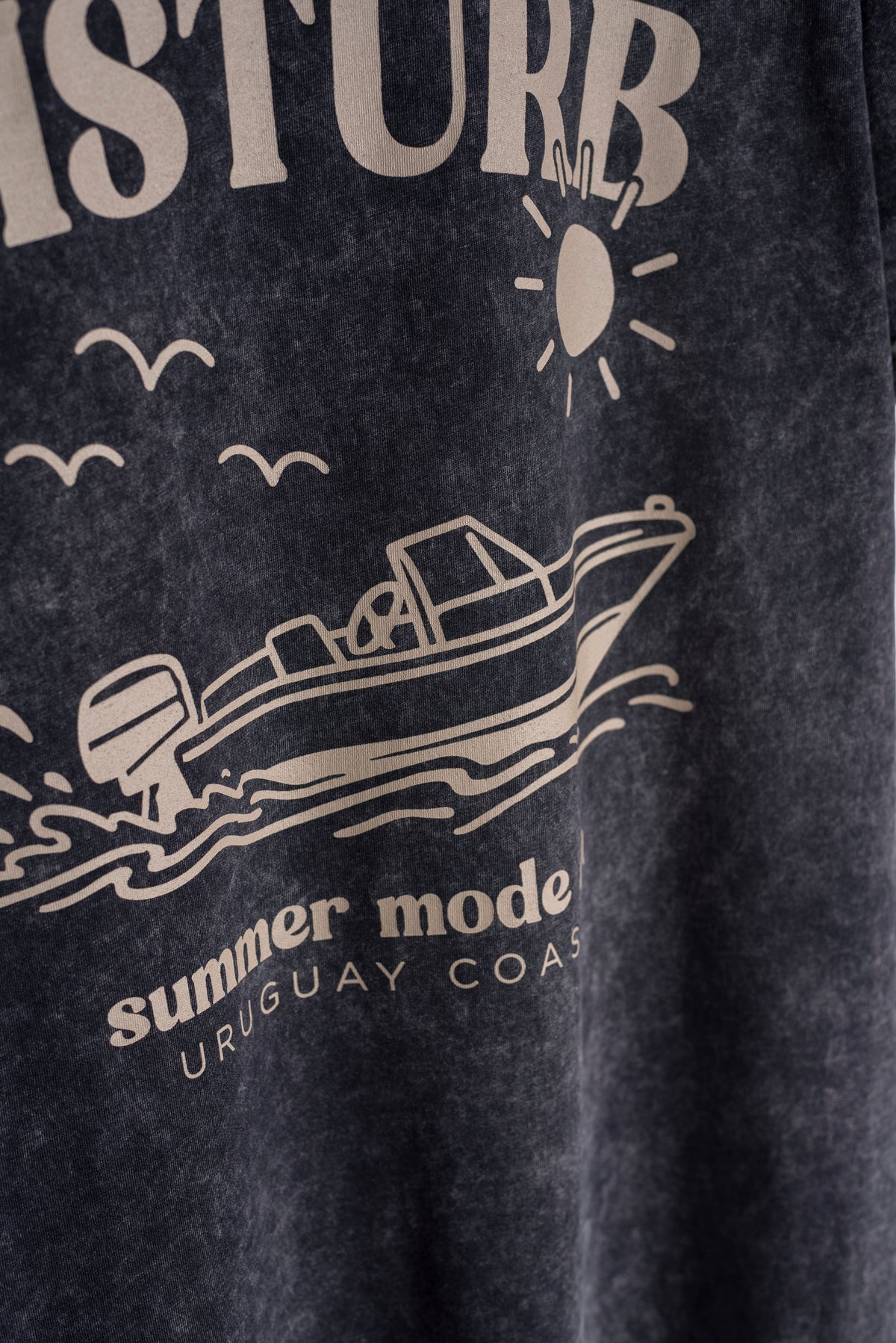 Remera Negra Washed Classic Do Not Disturb