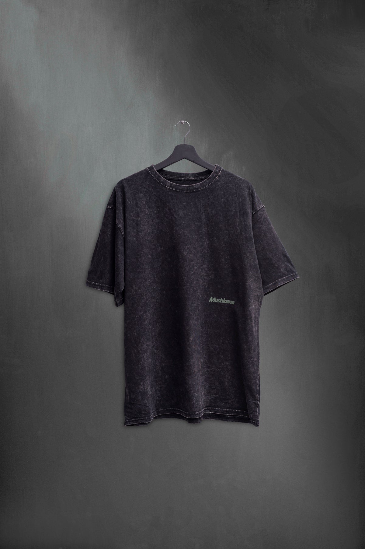 Remera Oversized Mushkana Military Negra Washed