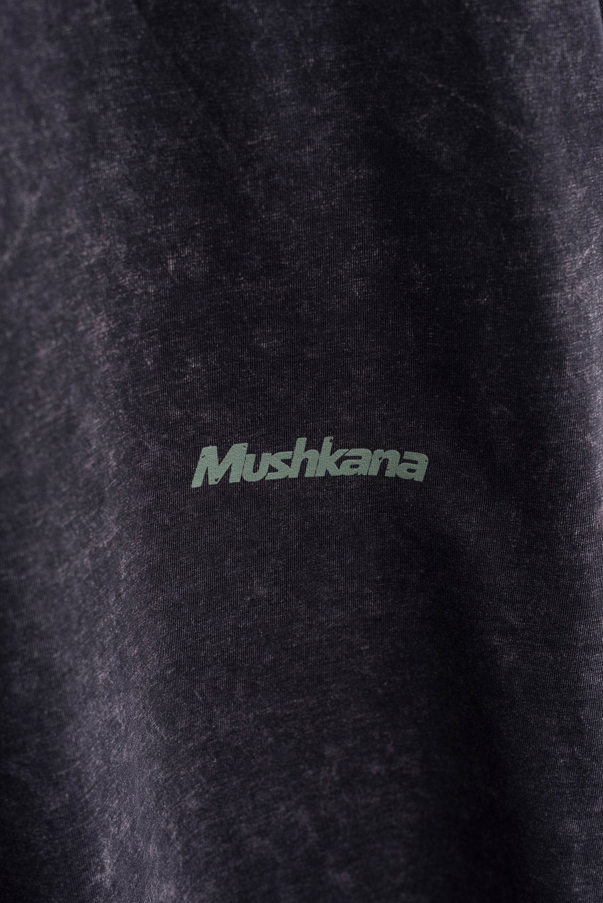 Remera Oversized Mushkana Military Negra Washed
