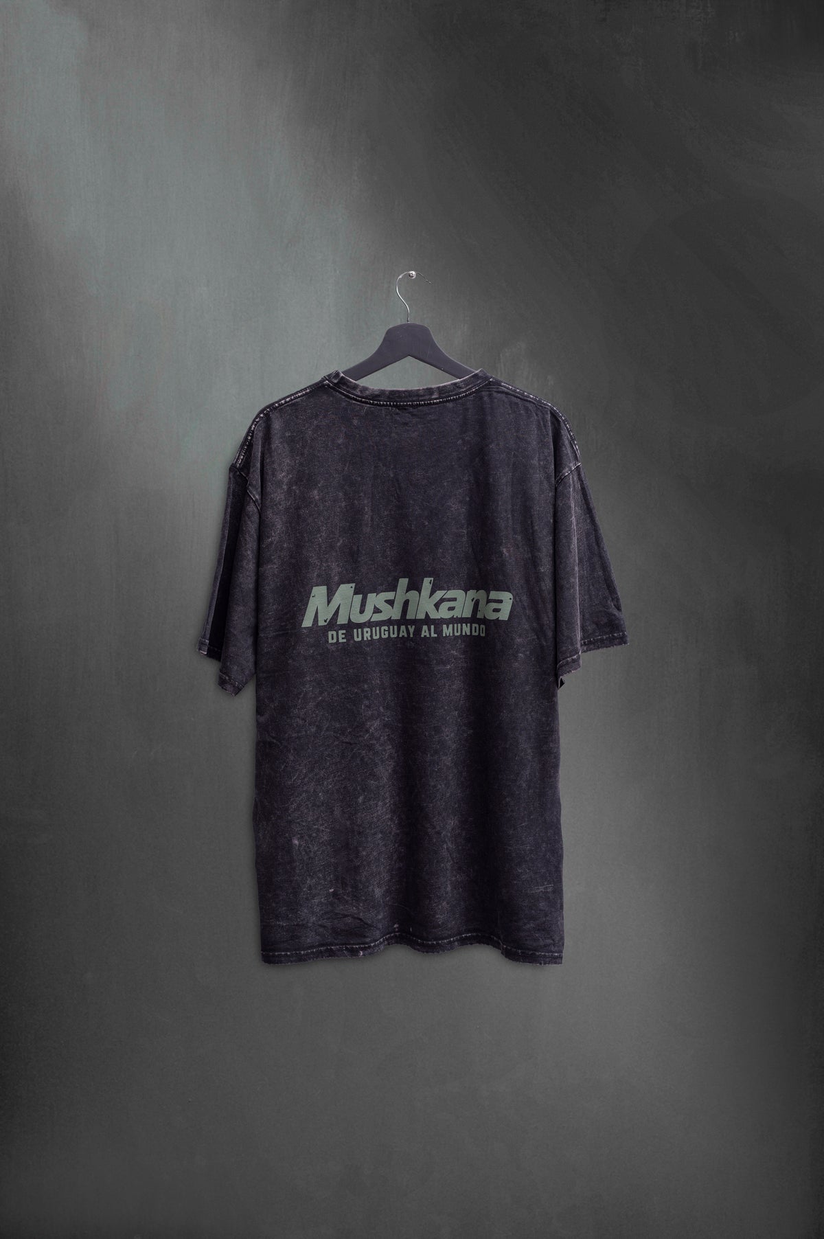 Remera Oversized Mushkana Military Negra Washed