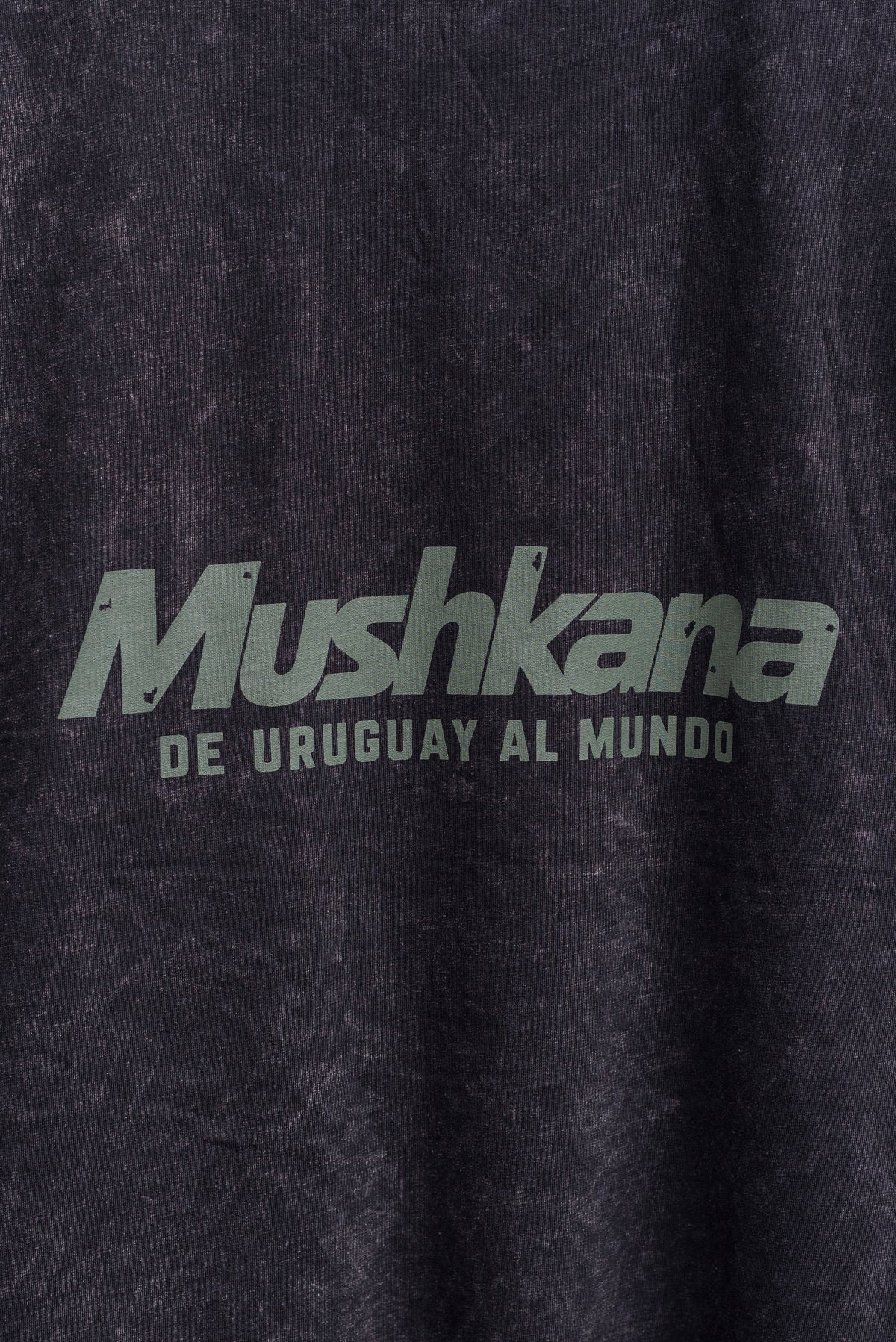 Remera Oversized Mushkana Military Negra Washed