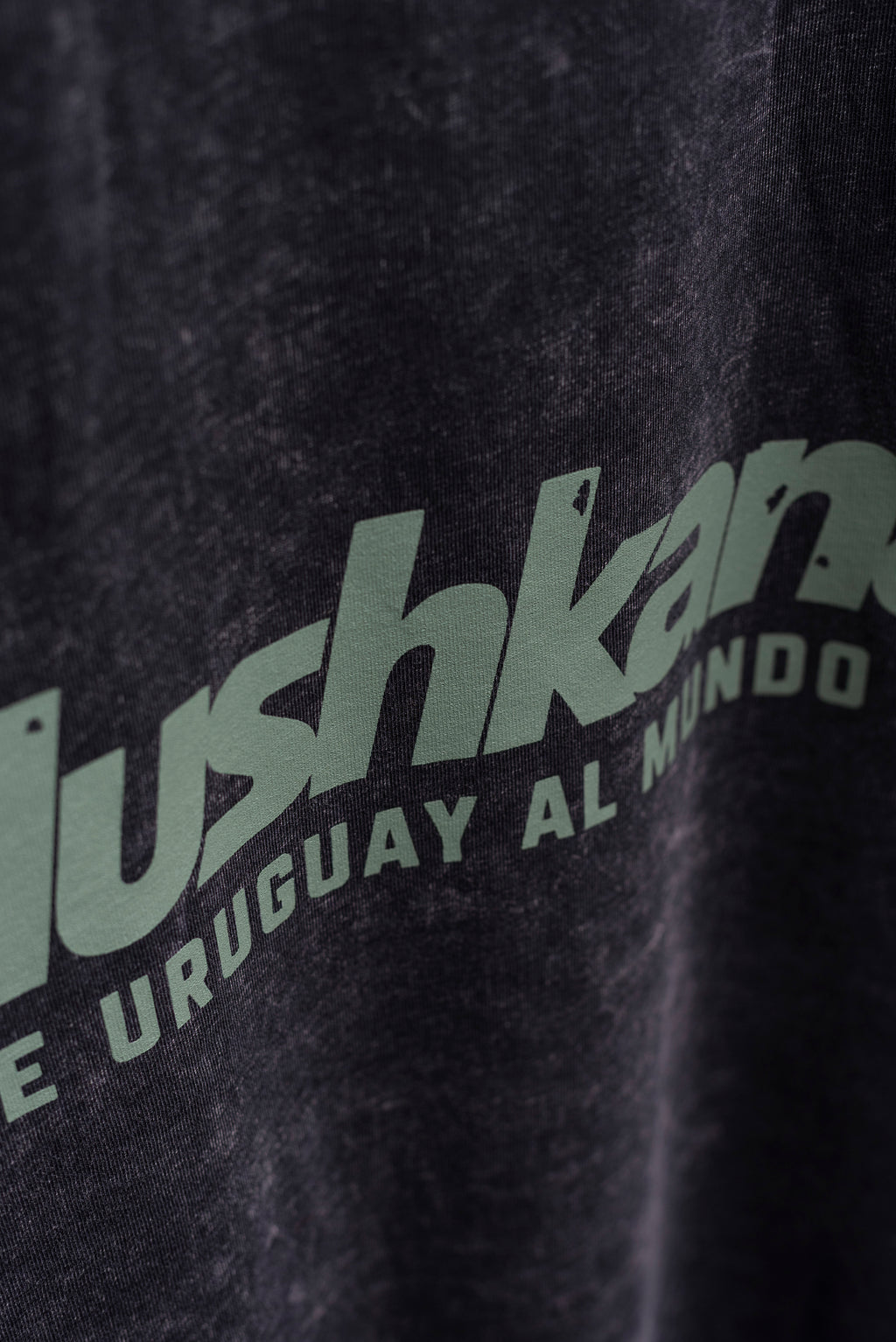 Remera Oversized Mushkana Military Negra Washed